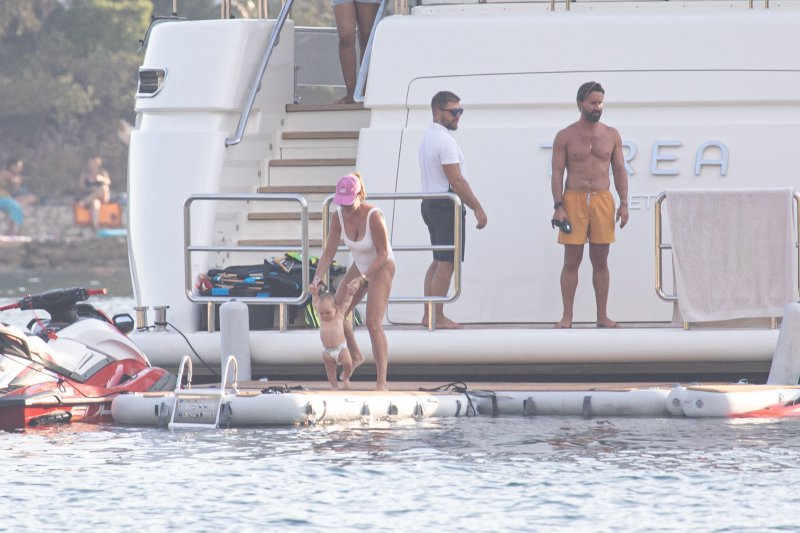 Tamara Ecclestone sa suprugom i kćerima uživa u ljetnim radostima