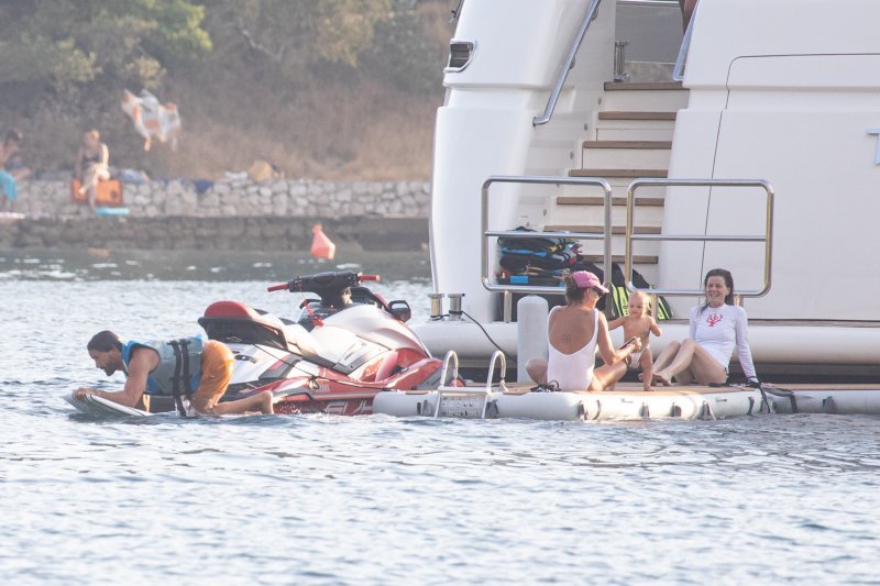 Tamara Ecclestone sa suprugom i kćerima uživa u ljetnim radostima