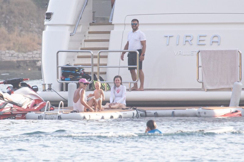 Tamara Ecclestone sa suprugom i kćerima uživa u ljetnim radostima
