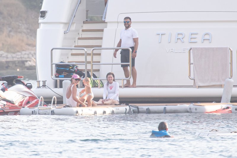 Tamara Ecclestone sa suprugom i kćerima uživa u ljetnim radostima