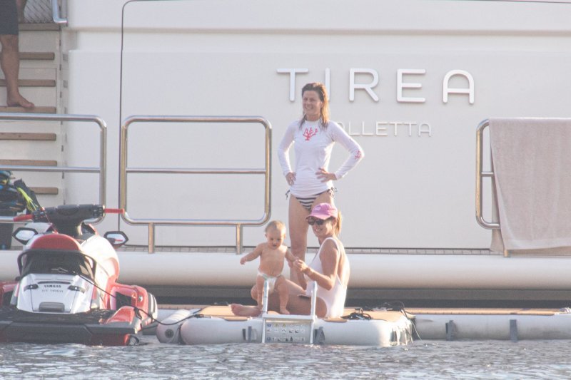 Tamara Ecclestone sa suprugom i kćerima uživa u ljetnim radostima