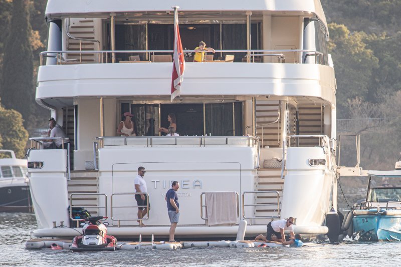 Tamara Ecclestone sa suprugom i kćerima uživa u ljetnim radostima