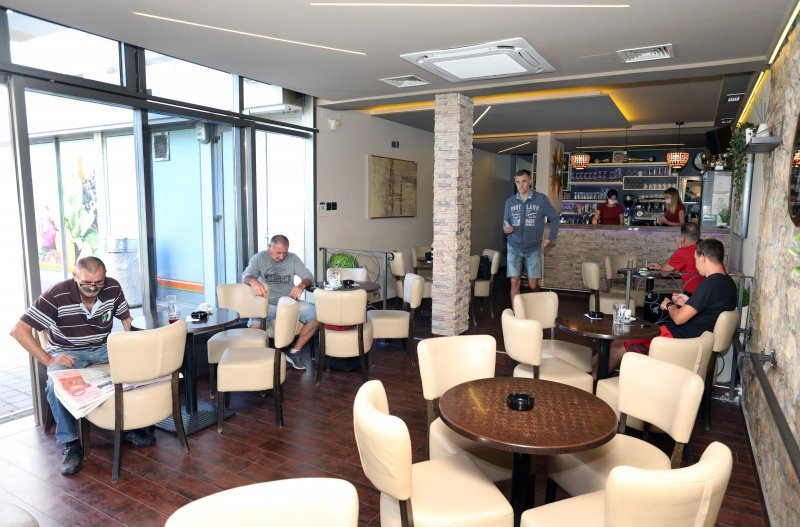 Šibenik: Nakon devet mjeseci kafići su počeli posluživati goste i u unutarnjem prostoru
