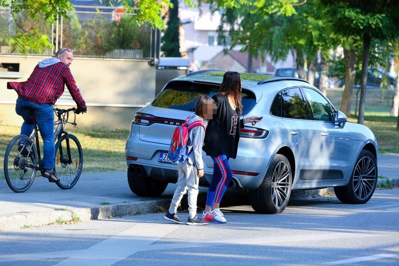 Severina dovodi sina u osnovnu školu Matije Gupca