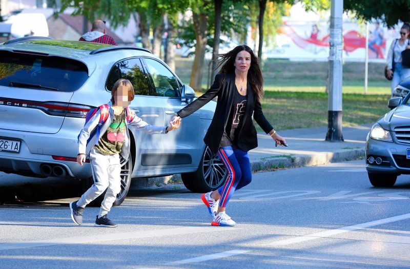 Severina dovodi sina u osnovnu školu Matije Gupca