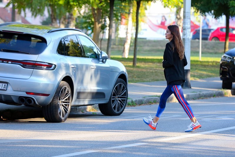 Severina dovodi sina u osnovnu školu Matije Gupca