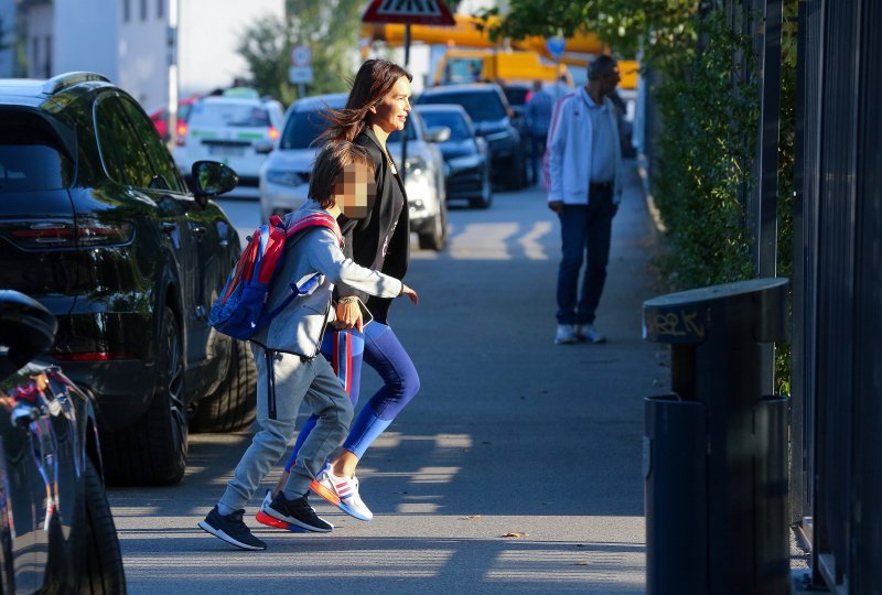 Severina dovodi sina u osnovnu školu Matije Gupca