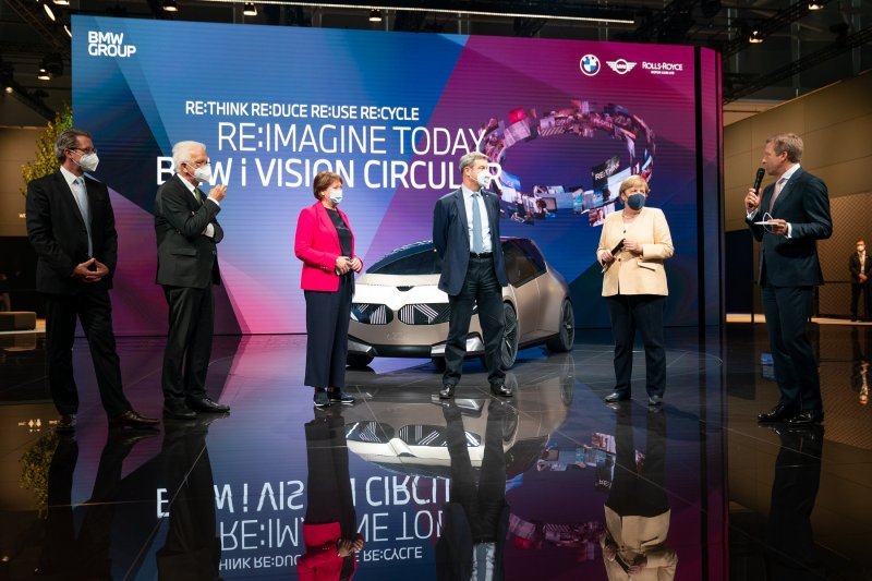 IAA Mobility 2021: Andreas Scheuer, Winfried Kretschmann, Hildegard Müller, Markus Söder, Angela Merkel i Oliver Zipse, šef BMW-a