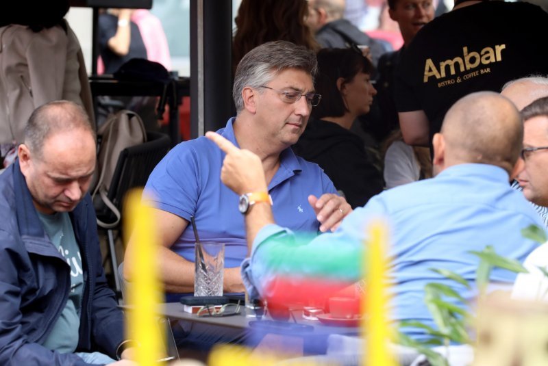 Andrej Plenković popio kavu s Božom Biškupićem i prijateljima