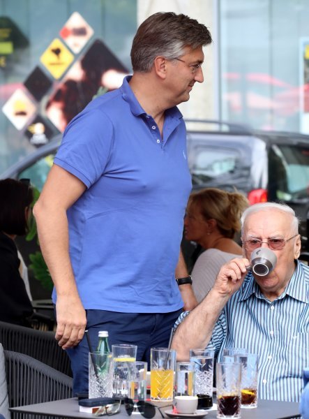 Andrej Plenković popio kavu s Božom Biškupićem i prijateljima