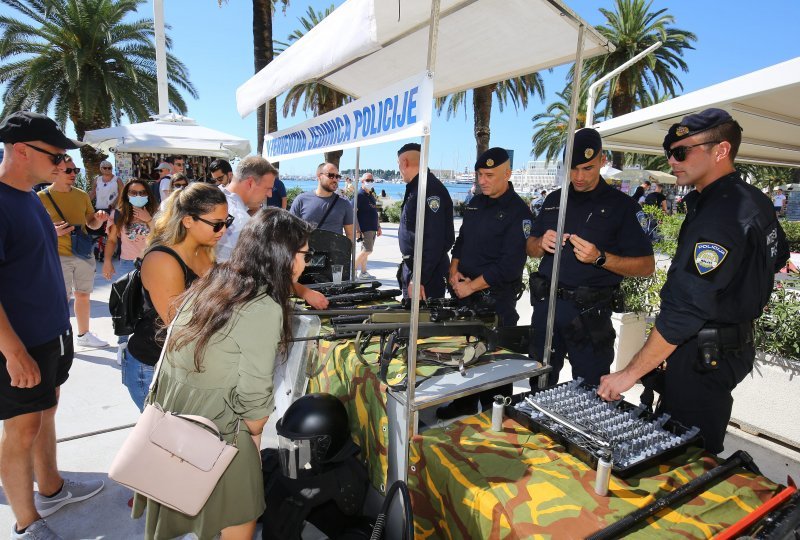 Prezentacija policijske opreme i vozila povodom nadolazeceg Dana policije