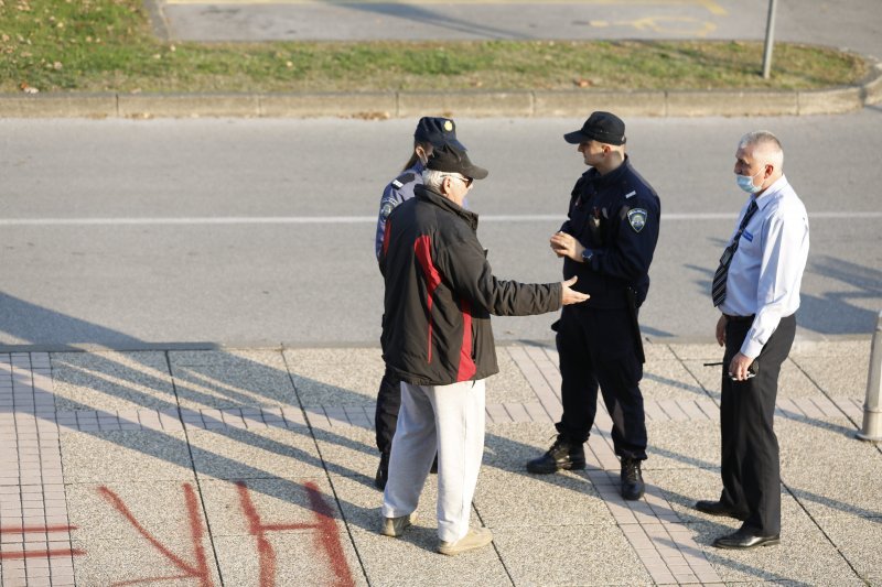 Zbog uklanjanja murala išarao pločnik ispred zagrebačkog poglavarstva