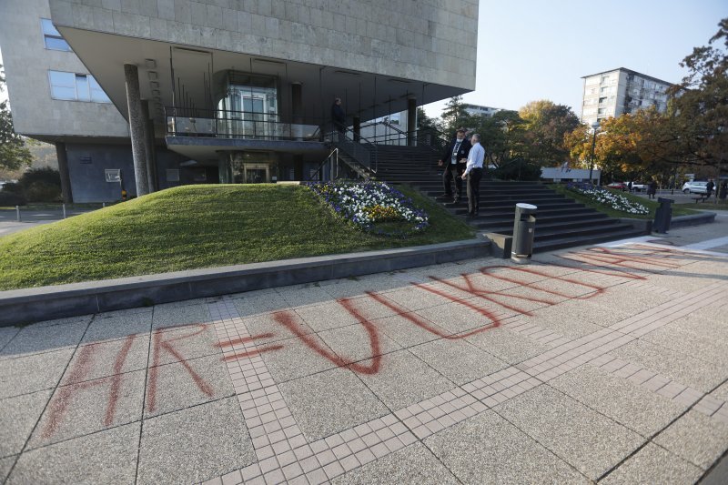 Zbog uklanjanja murala išarao pločnik ispred zagrebačkog poglavarstva