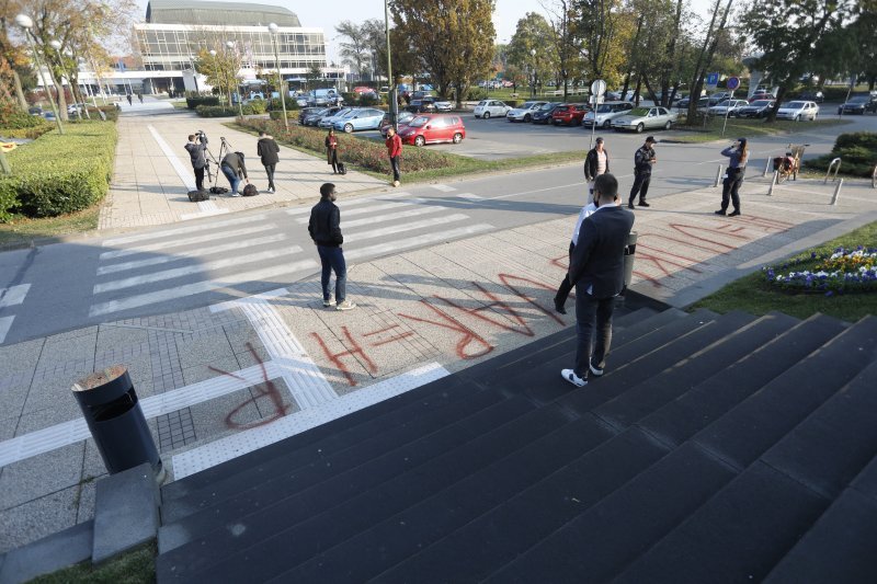 Zbog uklanjanja murala išarao pločnik ispred zagrebačkog poglavarstva