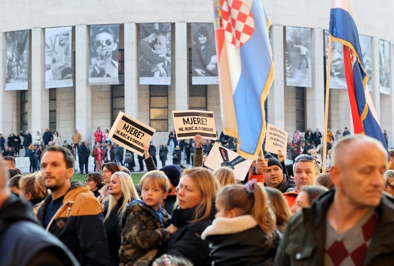 Policija osigurava prosvjed protiv covid potvrda