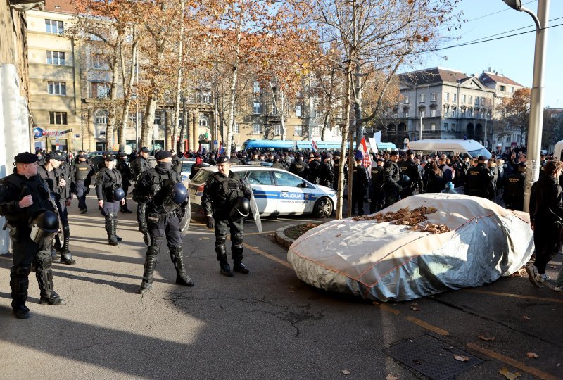 Policija osigurava prosvjed protiv covid potvrda