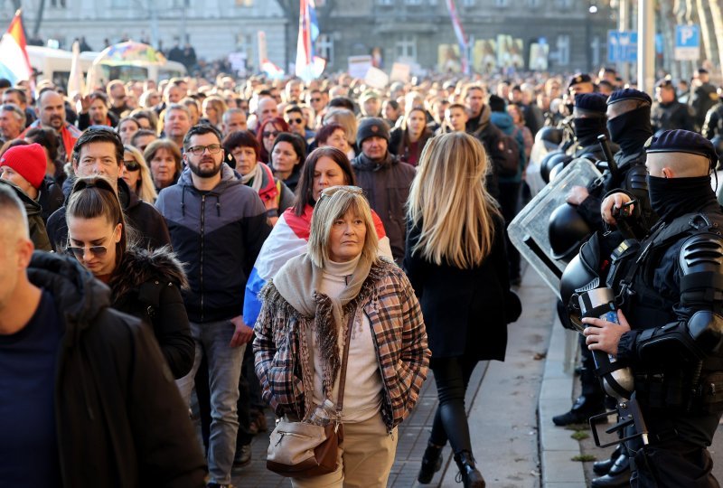 Policija osigurava prosvjed protiv covid potvrda