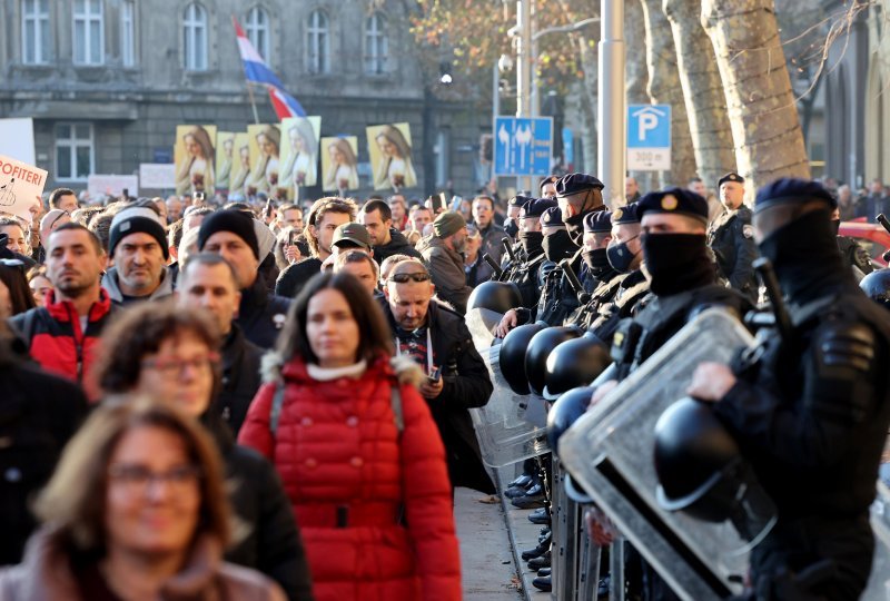 Policija osigurava prosvjed protiv covid potvrda