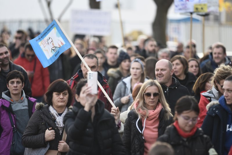 Kolona prosvjednika protiv covid potvrda s Trga Francuske republike