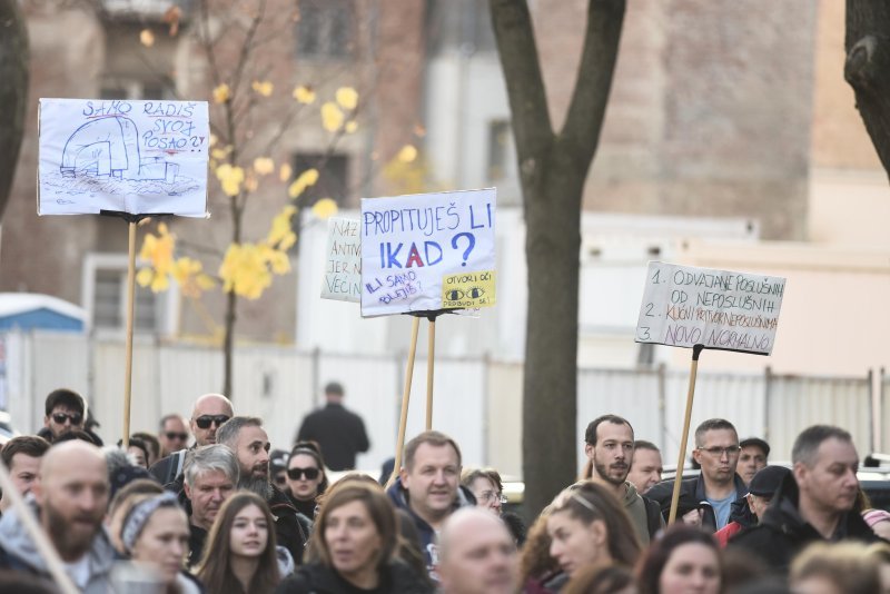 Prosvjednici protiv covid potvrda krenuli s Trga Francuske Republike prema Trgu bana Jelačića