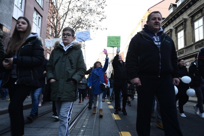 Prosvjednici protiv covid potvrda krenuli s Trga Francuske Republike prema Trgu bana Jelačića