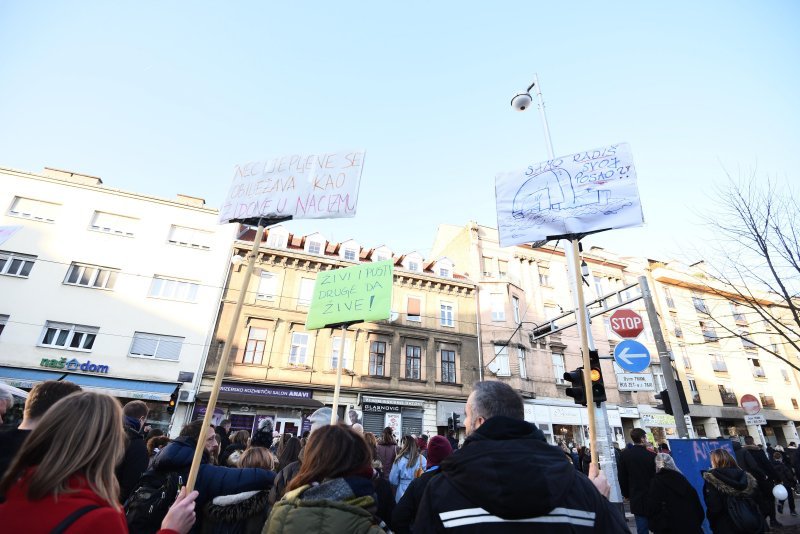 Prosvjednici protiv covid potvrda krenuli s Trga Francuske Republike prema Trgu bana Jelačića