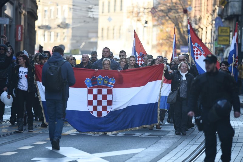 Prosvjednici protiv covid potvrda krenuli s Trga Francuske Republike prema Trgu bana Jelačića