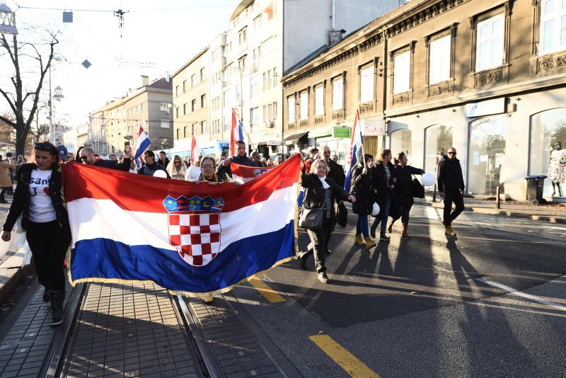 Prosvjednici protiv covid potvrda krenuli s Trga Francuske Republike prema Trgu bana Jelačića