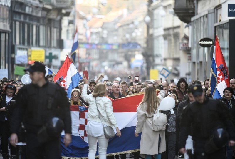 Prosvjednici protiv covid potvrda krenuli s Trga Francuske Republike prema Trgu bana Jelačića