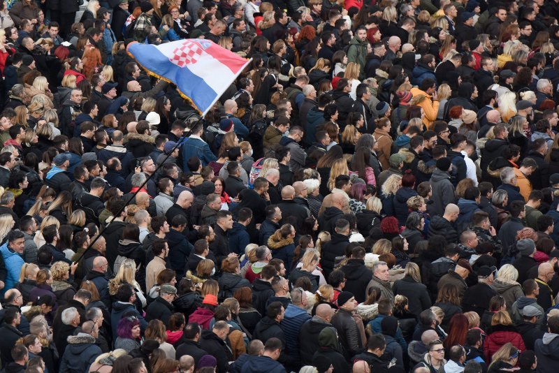 Prosvjednici protiv covid potvrda na Trgu bana Jelačića