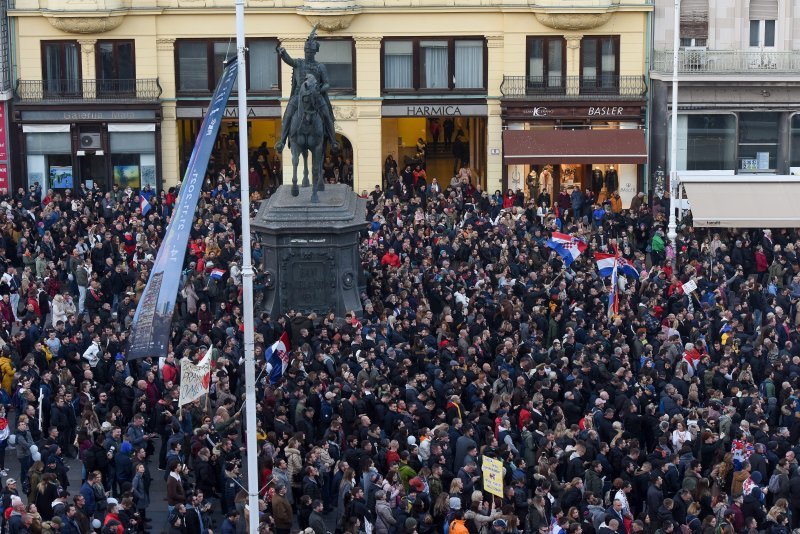 Prosvjednici protiv covid potvrda na Trgu bana Jelačića