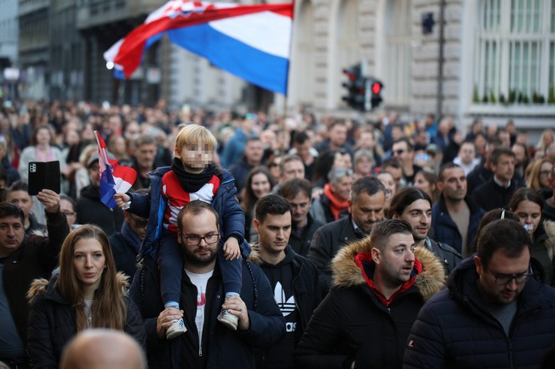 Prosvjednici protiv covid potvrda na Trgu bana Jelačića