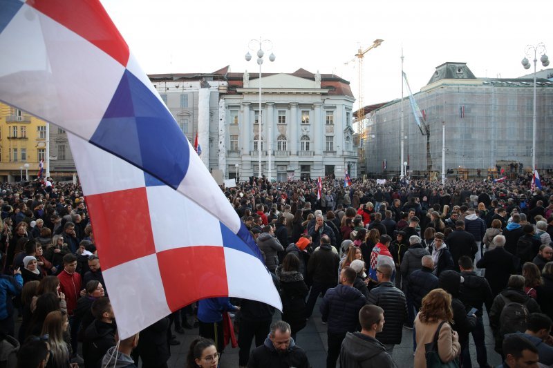 Prosvjednici protiv covid potvrda na Trgu bana Jelačića