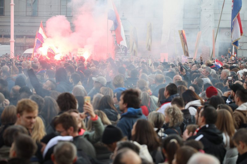 Prosvjednici protiv covid potvrda na Trgu bana Jelačića