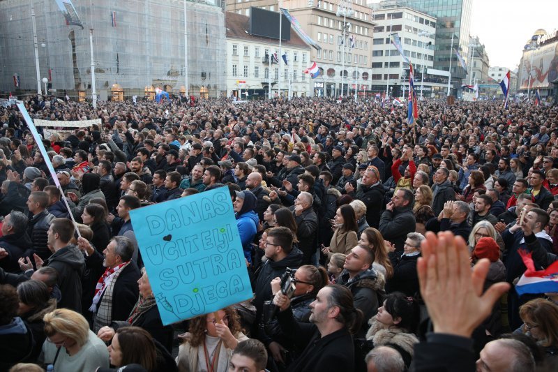 Prosvjednici protiv covid potvrda na Trgu bana Jelačića