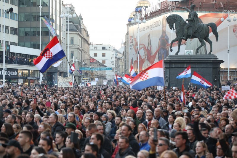 Prosvjednici protiv covid potvrda na Trgu bana Jelačića