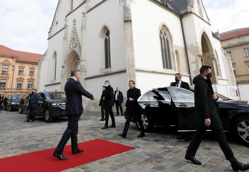 Premijer Plenković dočekuje Macrona ispred Banskih dvora