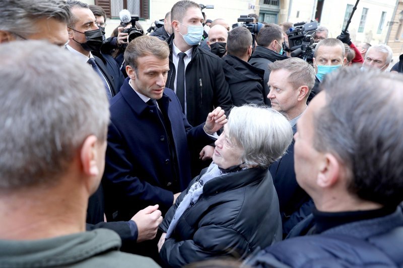 Macron se prilikom šetnje Gornjim gradom sreo s majkom Jeana-Michela Nicoliera