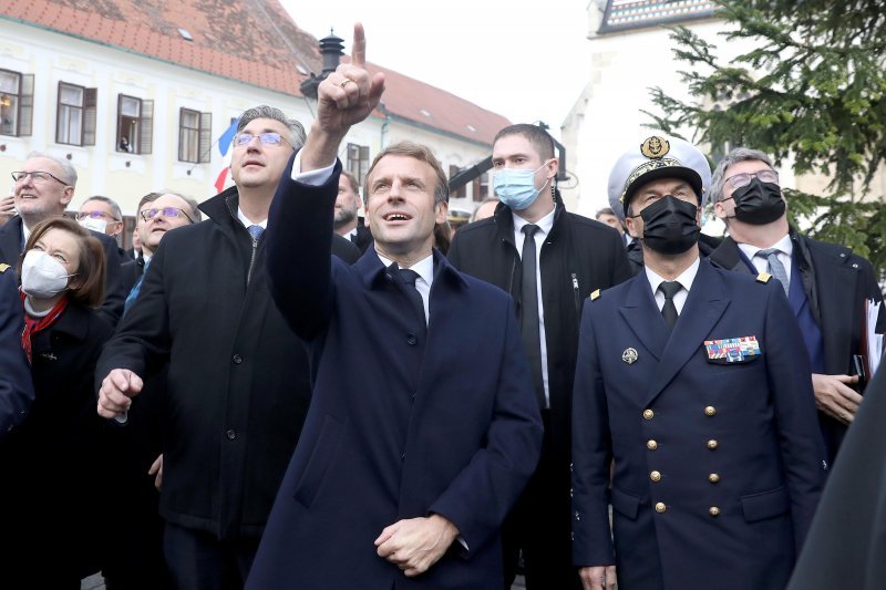 Macron i Plenković gledaju prelet zrakoplova Rafale iznad Zagreba