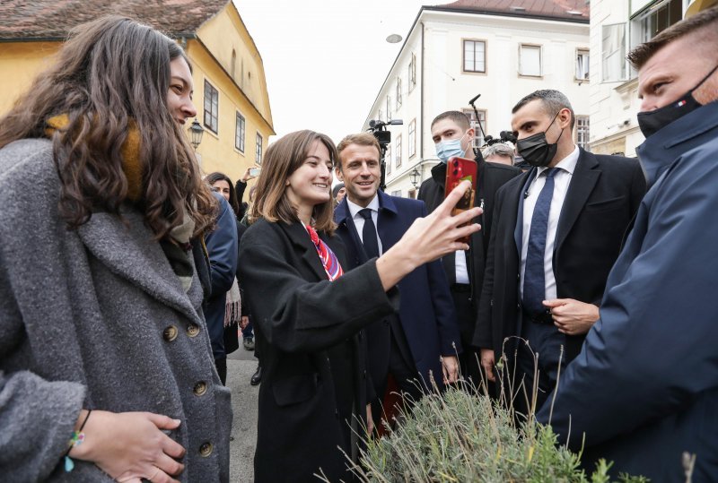 Macron je rado pristao na fotografiranje s prolaznicom