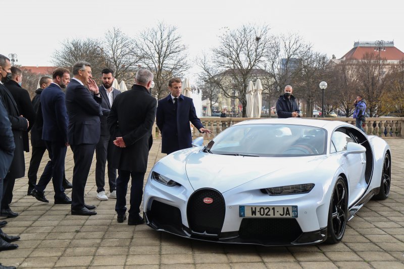 Emmanuel Macron i Andrej Plenković razgledavaju Bugatti Chiron