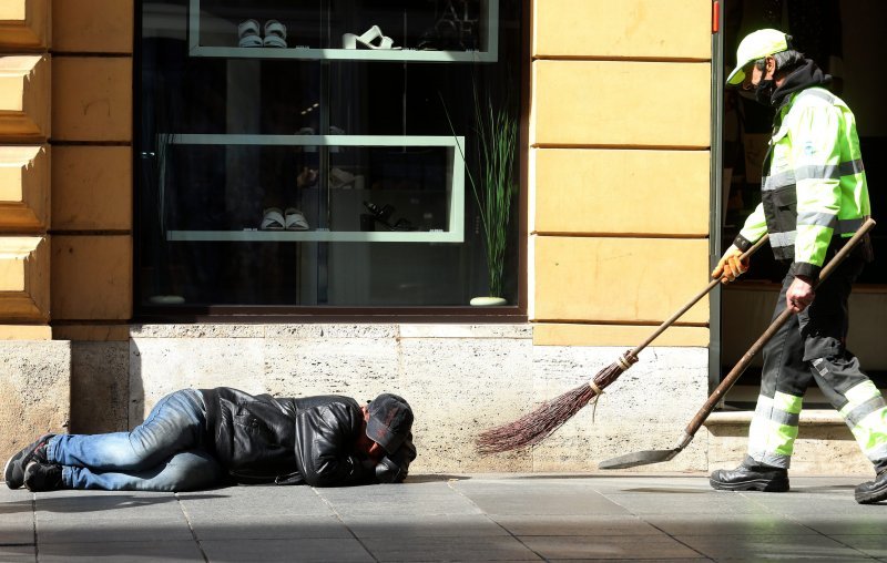 Muškarac u centru Zagreba spava na ulici