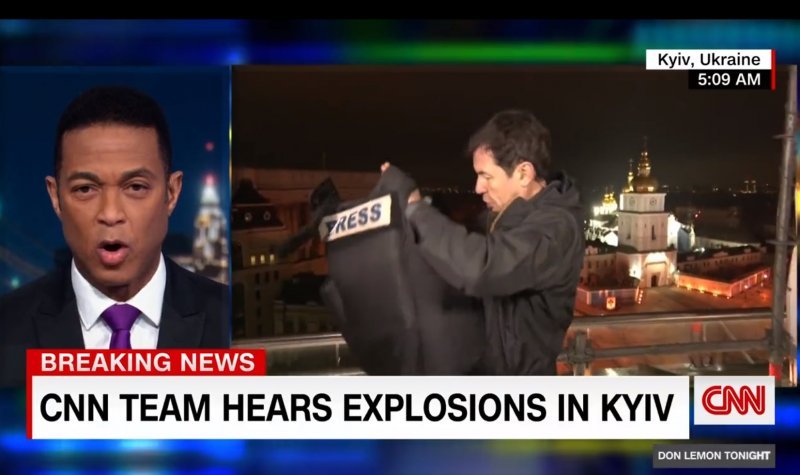 Pogledajte trenutak kada je u TV programu uživo Rusija napala Ukrajinu, a novinar CNN-a obukao pancirku i kacigu