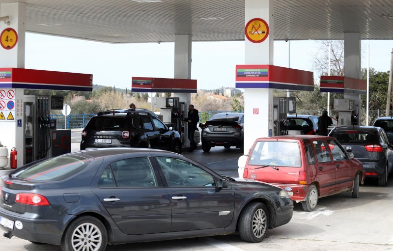 Gužve na benzinskim postajama u Šibeniku