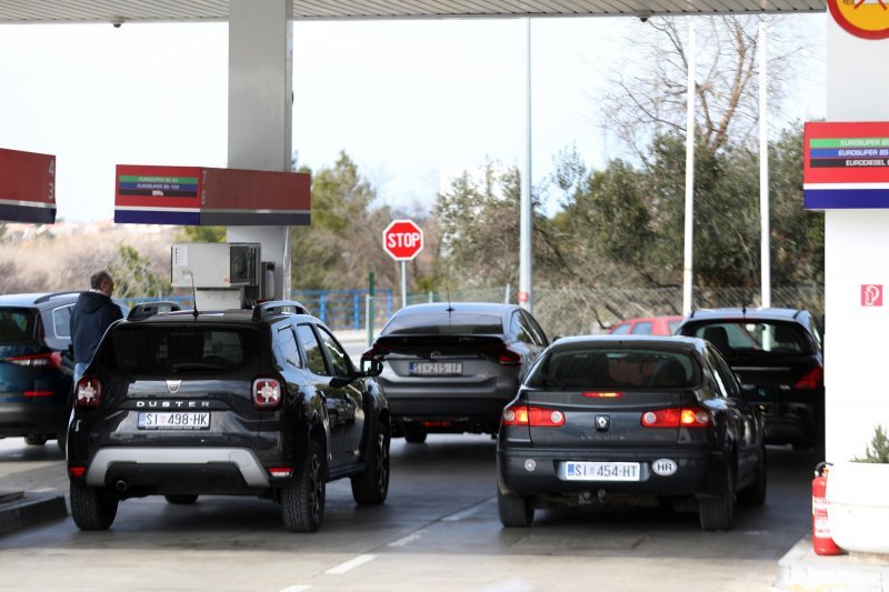 Gužve na benzinskim postajama u Šibeniku