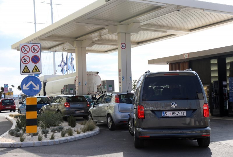 Gužve na benzinskim postajama u Šibeniku