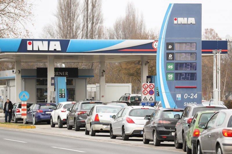 Gužve na benzinskim postajama u Zagrebu