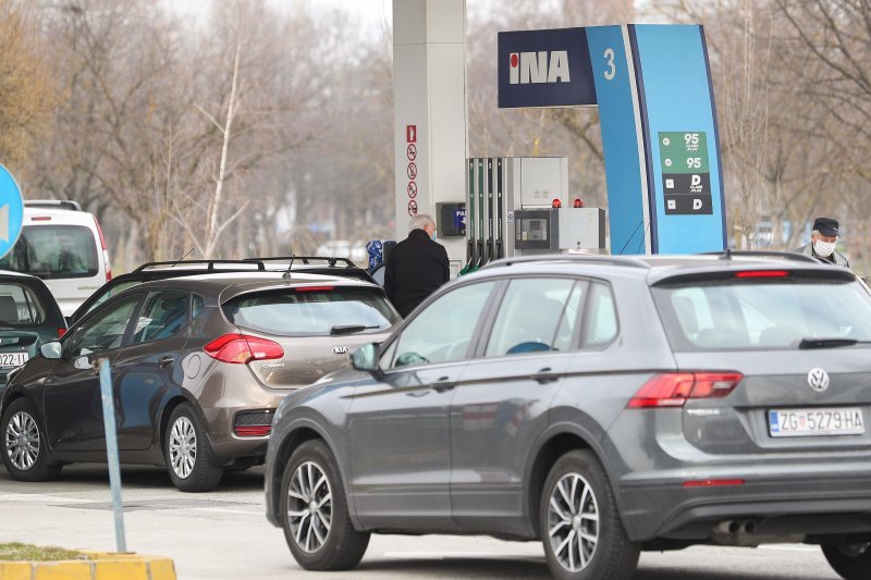 Gužve na benzinskim postajama u Zagrebu