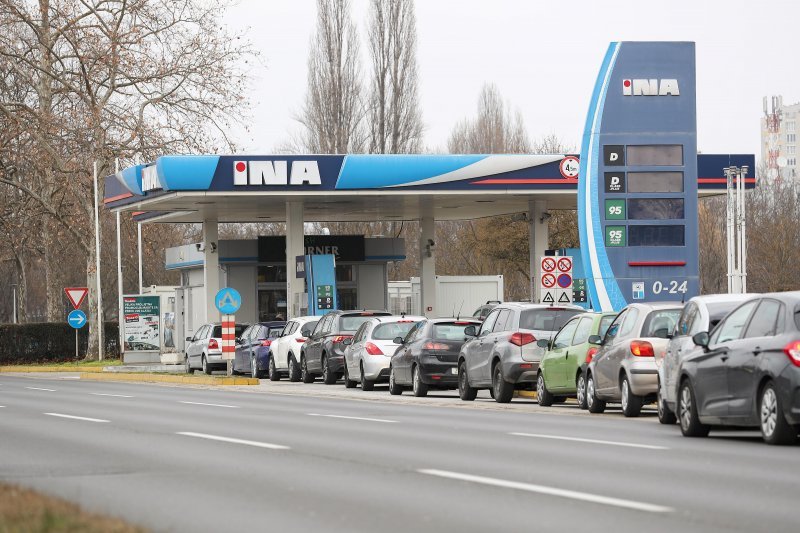 Gužve na benzinskim postajama u Zagrebu