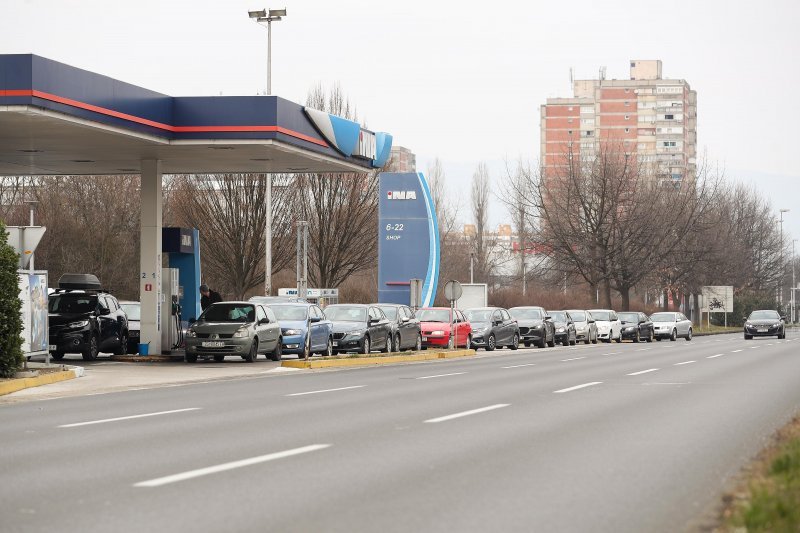 Gužve na benzinskim postajama u Zagrebu